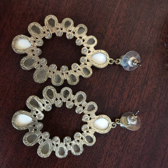 Cream and gold earrings - Picture 2 of 2